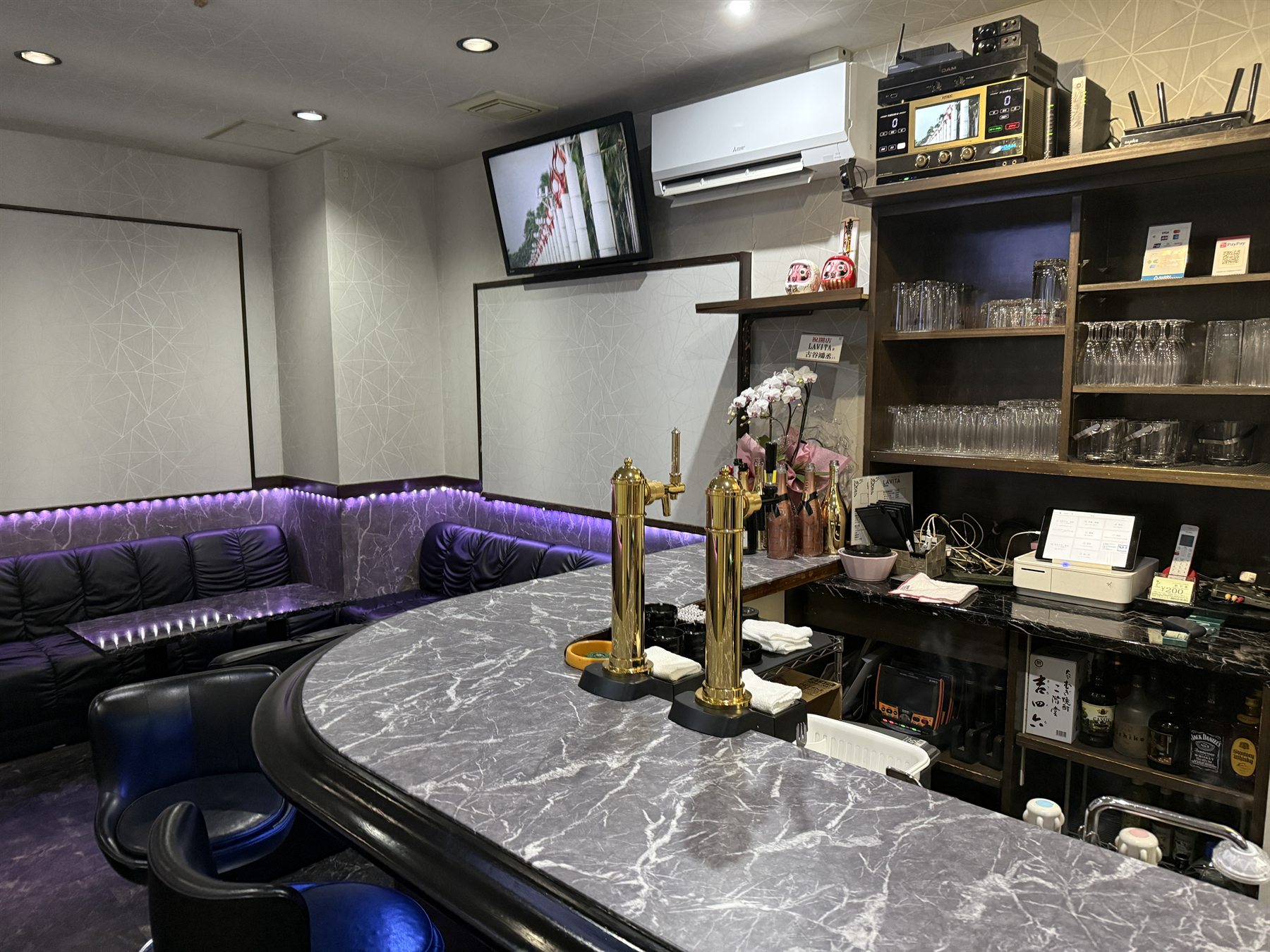 LaVitaの店内カウンターとボックス席